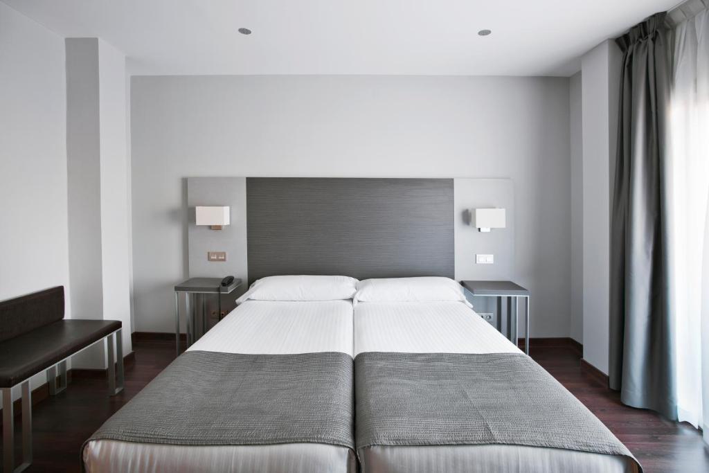 Single Room,370815571:JPEG